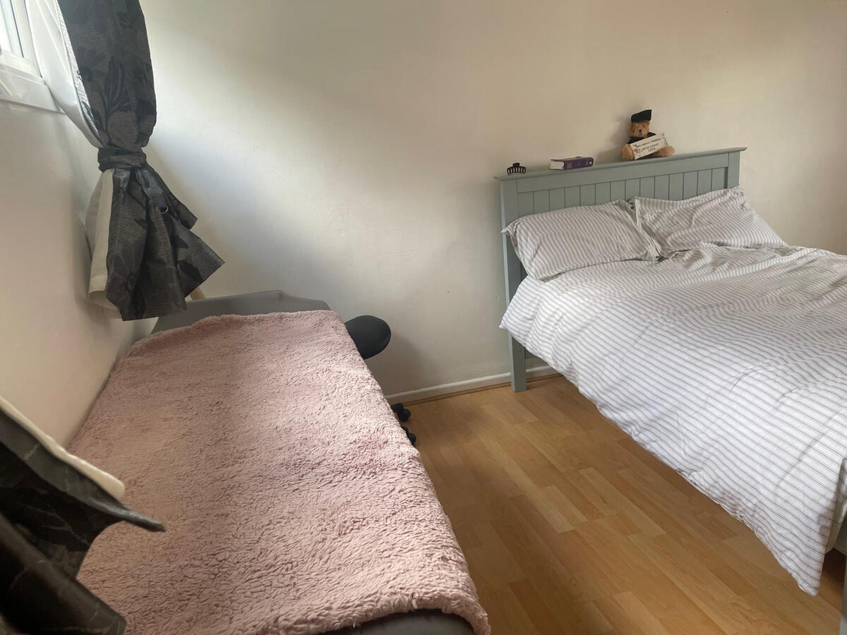Room 4: Bedroom